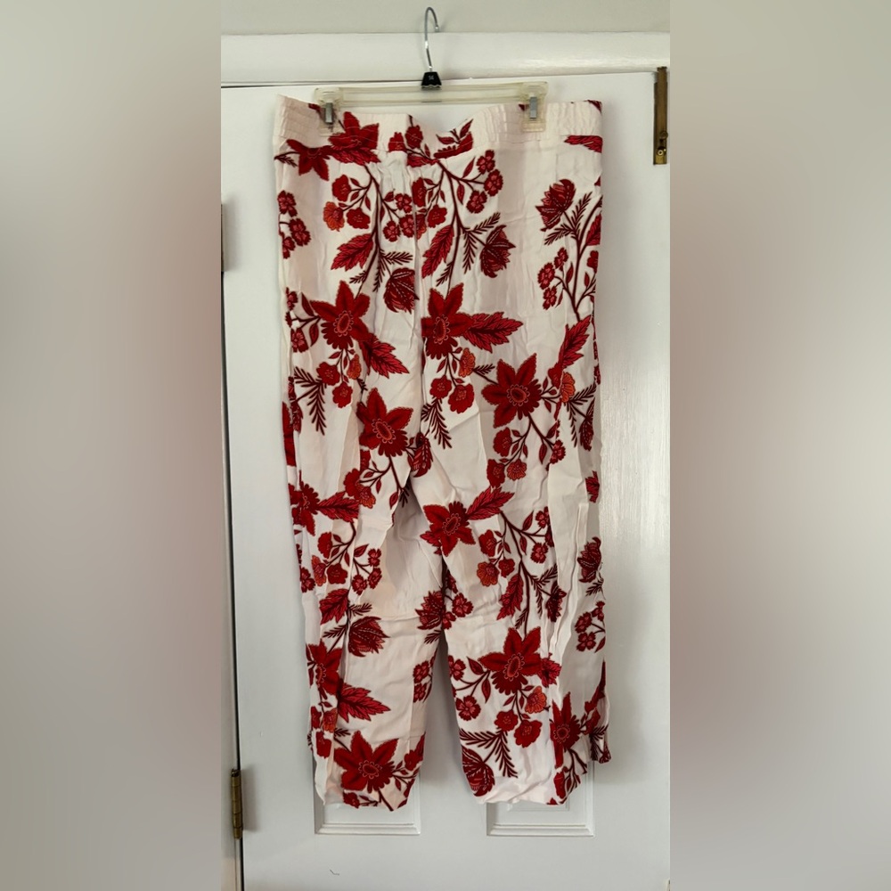 Red Floral Capris